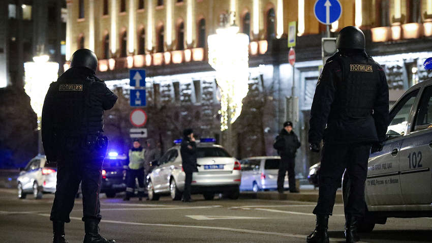 Плащ и арабы: появились подробности о стрелявшем у здания ФСБ в Москве