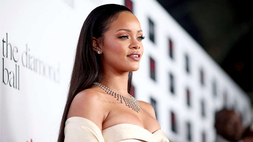 Ріанна здивувала ефектним вбранням на премії NAACP Awards