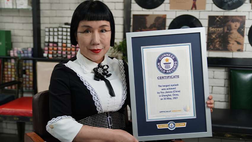 Жінка відростила найдовші вії у світі: як вона виглядає (ФОТО)