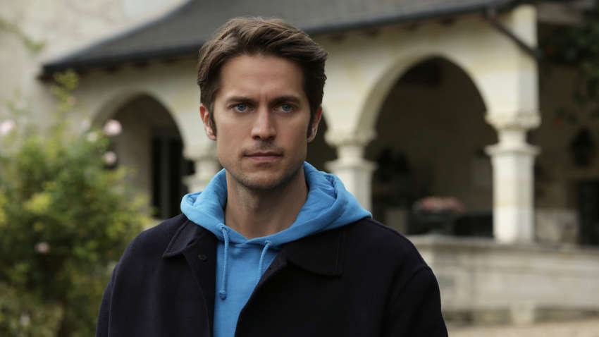 Один из главных актеров "Эмили в Париже" намекнул на выход из сериала: в чем причина