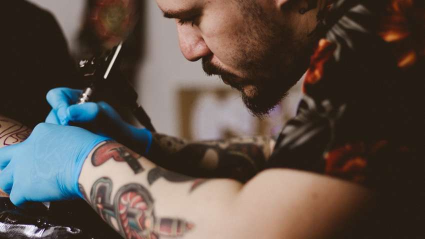 В Естонії заборонять тату і солярій для дітей