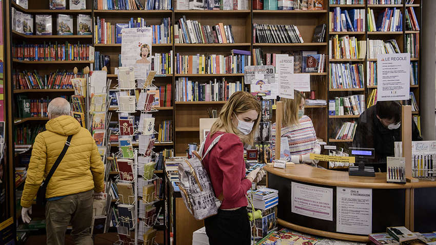 Добро на шопинг, свадьбы и экспресс-перевозки на острова: в Европе смягчают карантин