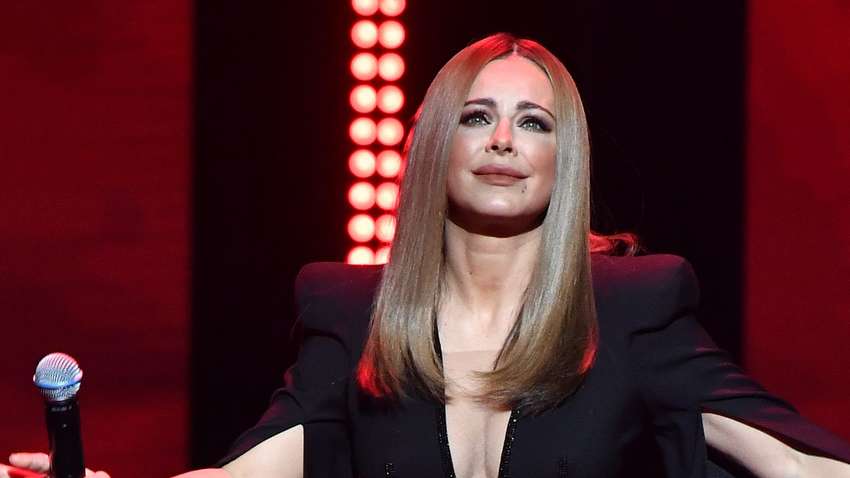 Лорак натякнула на "нове життя" з лопатою в руках (ВІДЕО)