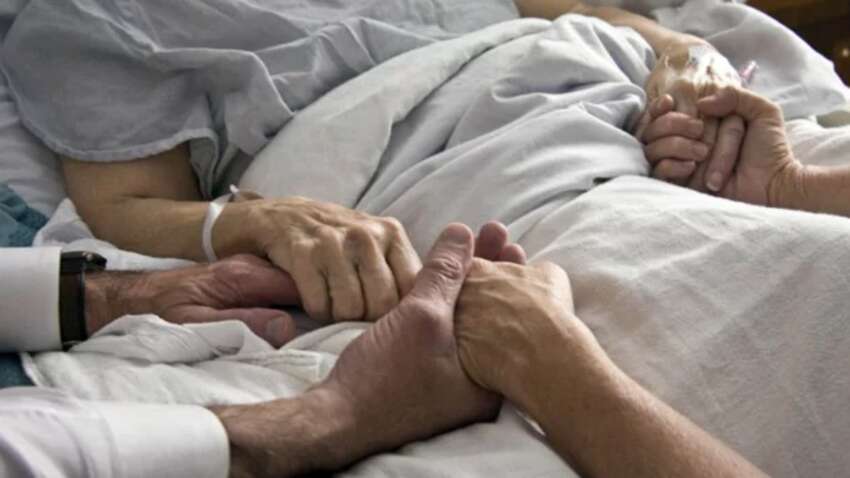 Медсестра хосписа назвала шесть признаков приближающейся смерти Медсестра хосписа назвала шесть признаков приближающейся смерти