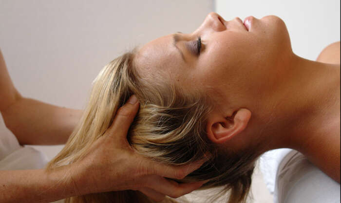 Завдяки цьому масажу точно забудете про стрес та випадіння волосся: як він допомагає