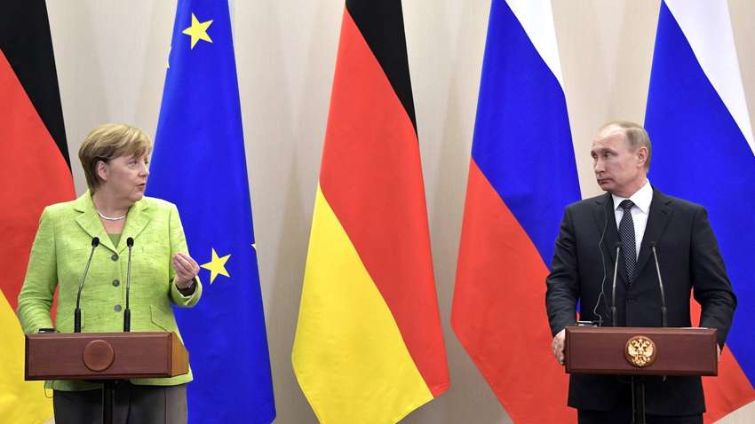 "В Кремле зазвонил телефон": Путин  в разговоре с Меркель настоял на выполнении Минских соглашений
