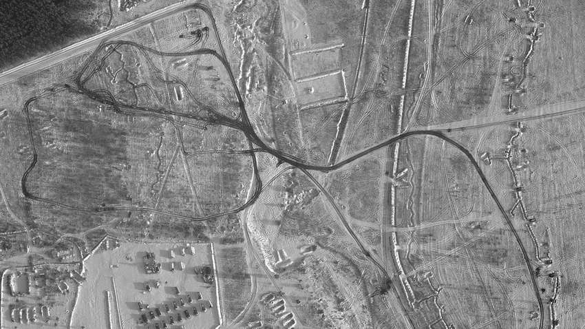 Сотні танків і бронетехніки: супутникові знімки показали, що Росія досі збільшує військову активність