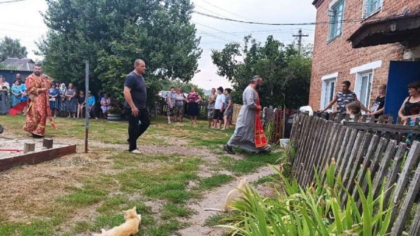 Біля дому вбитої на Харківщині 6-річної дівчинки зібралися півсотні місцевих жителів: навіщо (ФОТО)