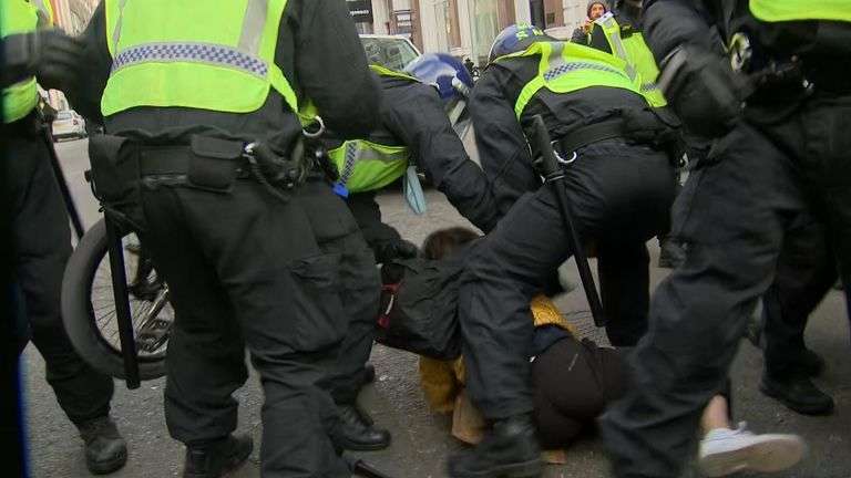 У Лондоні заарештували 60 осіб за напади на поліцейських в ході протесту (відео, фото)