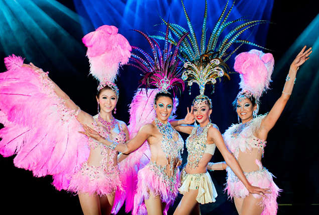 Не только "голубой огонек": в России на Новый год развлекались вместе с трансгендерами