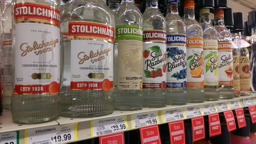 "Вбивають вірус всередині": в Росії за час карантину значно зросли продажі горілки