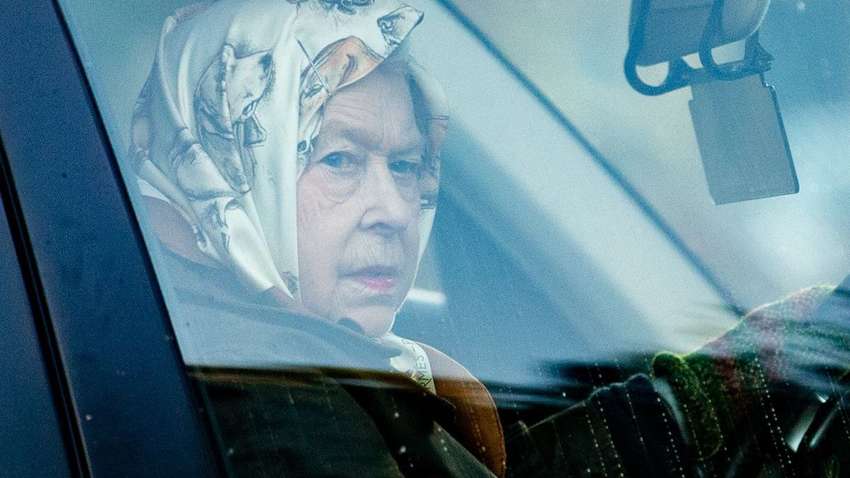 Єлизавету II помітили непристегнутой за кермом Range Rover