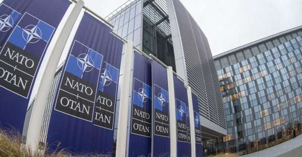 Почему Киев именно сейчас принял решение стремительно двигаться в НАТО – как отреагирует Запад
