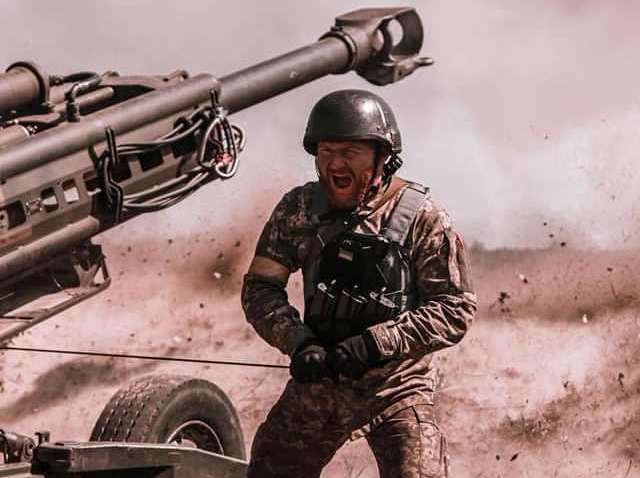 Філігранна точність: показали, як українські захисники нищать ворога з американських гаубиць М777 (ФОТО) 