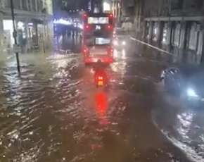 Лондон накрыло наводнение: автомобили "плавают" по улицам (ВИДЕО) Лондон накрыло наводнение: автомобили "плавают" по улицам (ВИДЕО)