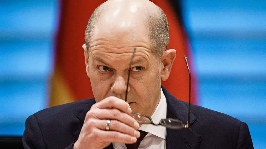 Яку гру веде Шольц та Німеччина – чому обіцяної Україні зброї, як не було, так і немає