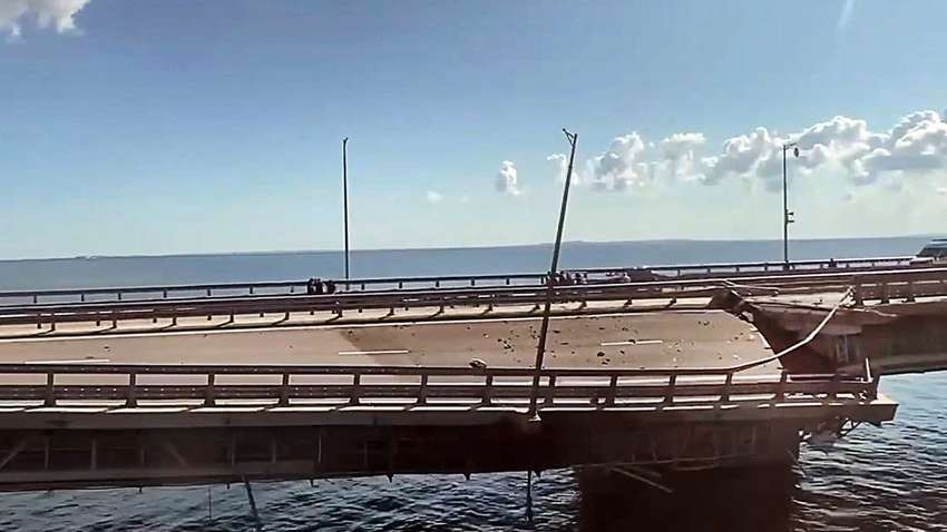 Ожидают удара: британская разведка рассказала, как россияне пытаются защитить Крымский мост Ожидают удара: британская разведка рассказала, как россияне пытаются защитить Крымский мост