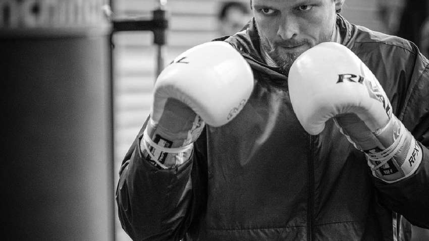 «Укрзализныця» потроллила Усика из-за неудачной фотографии