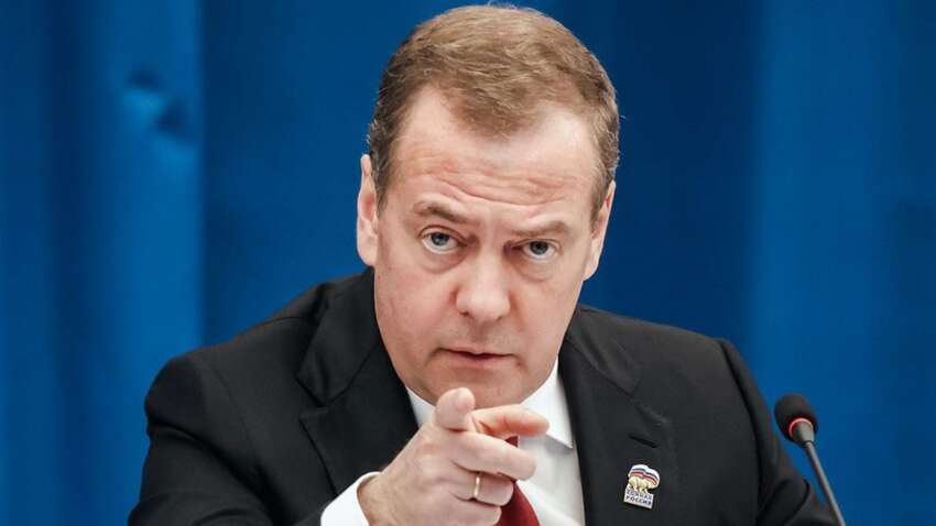 Медведев назвал "дураками" россиян, выступающих против войны в Украине Медведев назвал "дураками" россиян, выступающих против войны в Украине