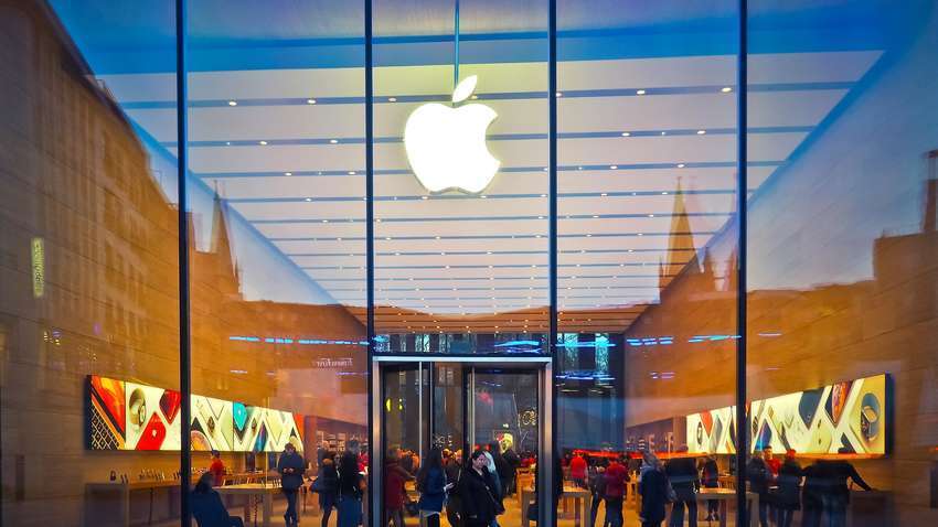 Apple подала в суд на украинского кинорежиссера: что стало причиной (ВИДЕО)