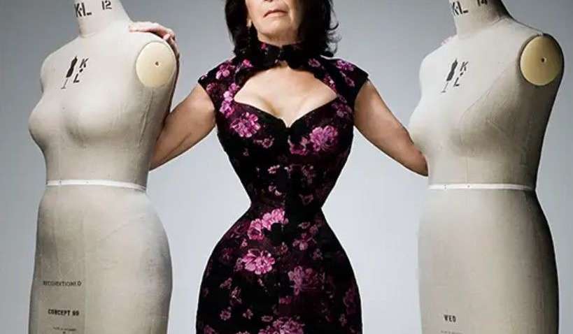 Женщина носит корсет 23 часа в день и имеет рекорд гиннеса:  как она выглядит 