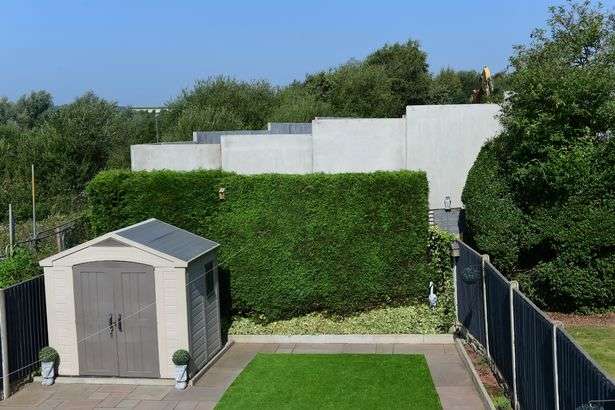 Разъяренная женщина показала стену высотой 2,5 метра, что выстроили, пока ее не было дома Разъяренная женщина показала стену высотой 2,5 метра, что выстроили, пока ее не было дома