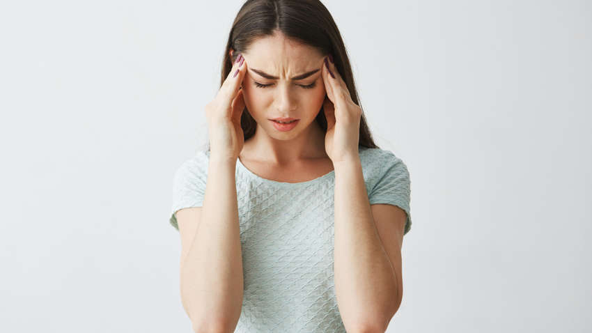 Чому обов'язково варто звернути увагу на головний біль зранку: медики назвали 5 причин 