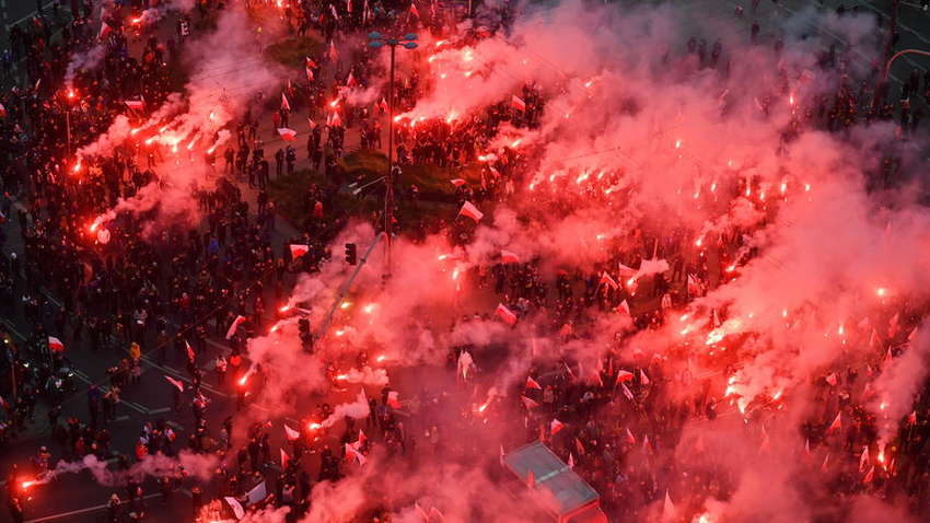 Протестующие в Польше стреляли в полицейских и не пускали новых больных в госпиталь (ВИДЕО, ФОТО)