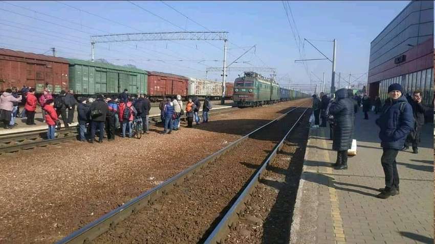 Под Киевом украинцы перекрыли движение грузовых поездов и требуют вернуть пассажирские перевозки 
