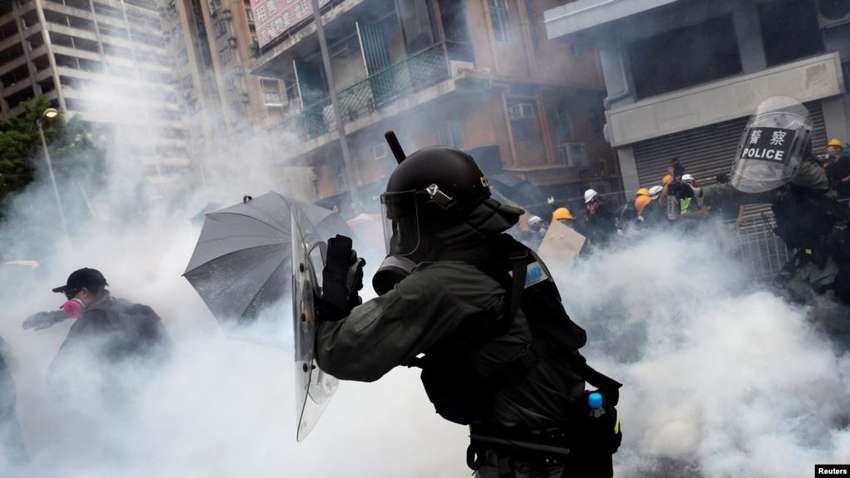 У Гонконзі застосували сльозогінний газ для розгону протестувальників