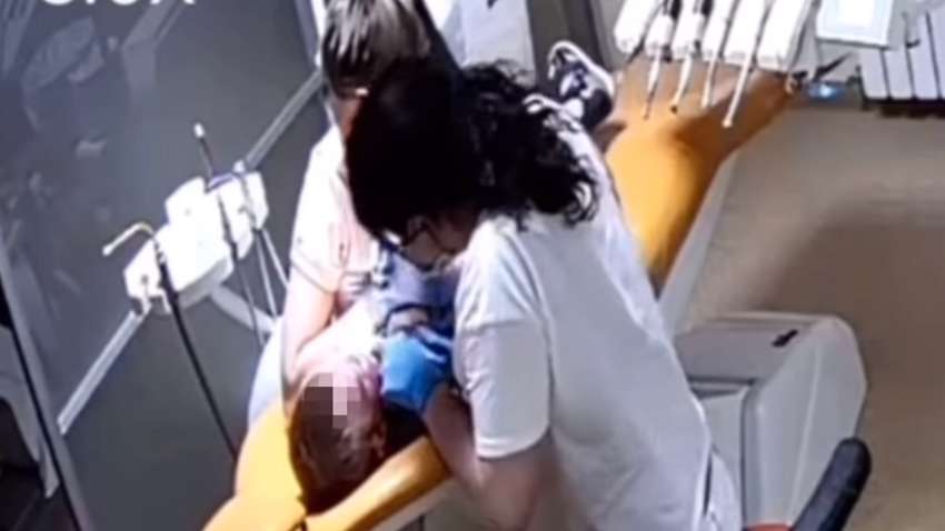 Избиение и удушения: в Ровно стоматолог не по-человечески "лечила" детей (ВИДЕО 18+) Избиение и удушения: в Ровно стоматолог не по-человечески "лечила" детей (ВИДЕО 18+)