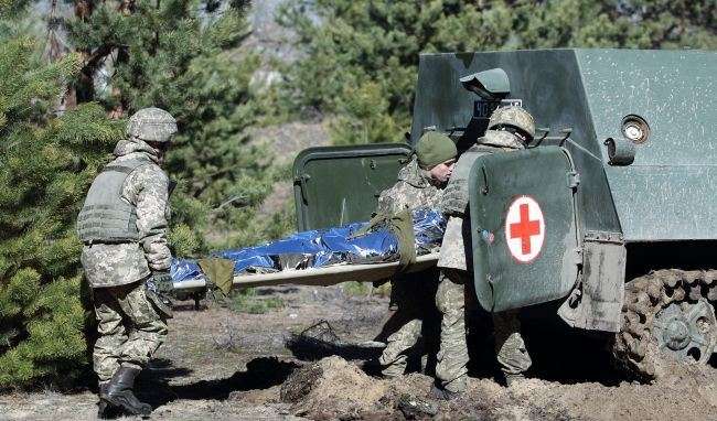 На Донбасі підірвалися українські військові