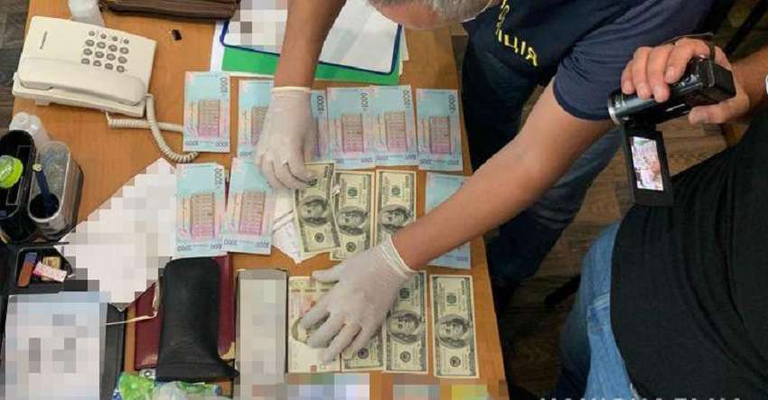 Хочете у парк - платіть: на Херсонщині затримали чиновника