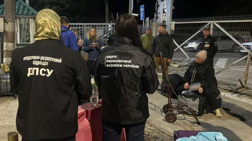 Велику партію контрабанди товарів відомих брендів знайшли в Чернівцях: що ввозили незаконно Велику партію контрабанди товарів відомих брендів знайшли в Чернівцях: що ввозили незаконно