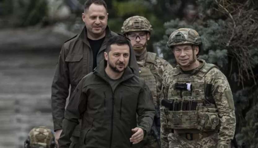 Ворог має два пріоритетні напрямки: Зеленський заслухав доповідь Сирського про фронт