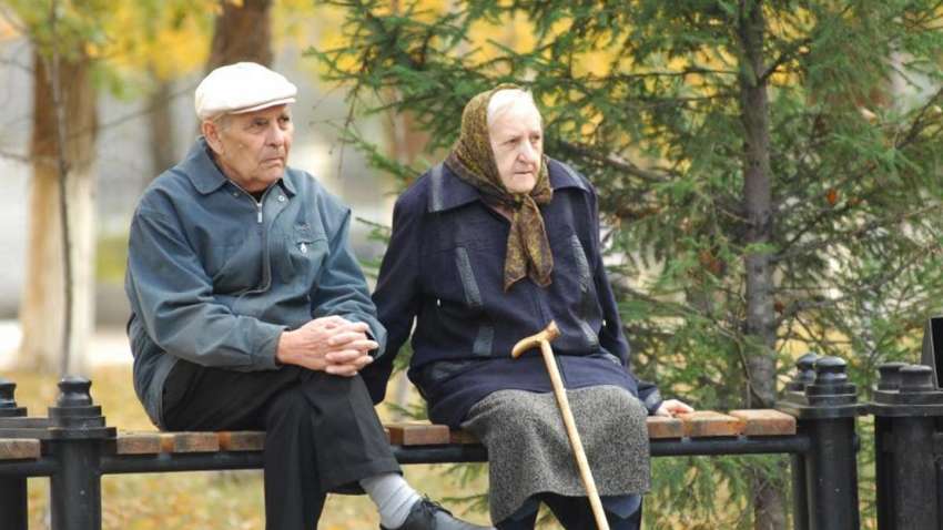 Кабмин вводит строгий карантин для пожилых украинцев