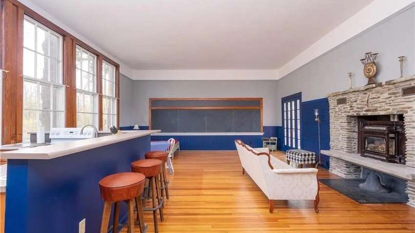 Сланцева дошка та шкільний дзвінок: у Нью-Йорку продають оригінальний рожевий будинок