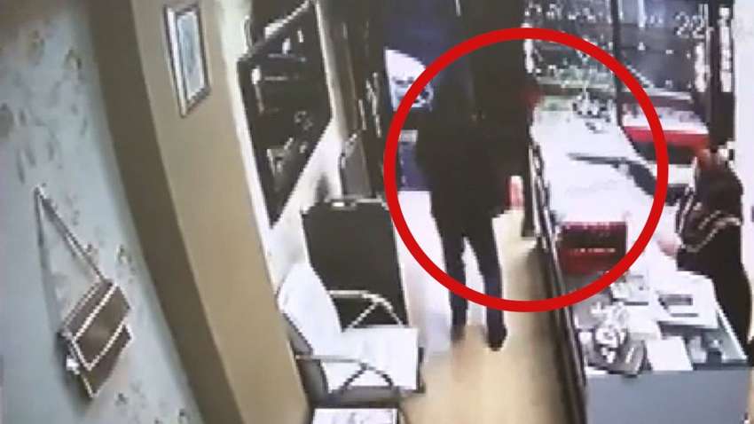 Старушка похитила грабителя вместе с оружием (видео) Старушка похитила грабителя вместе с оружием (видео)