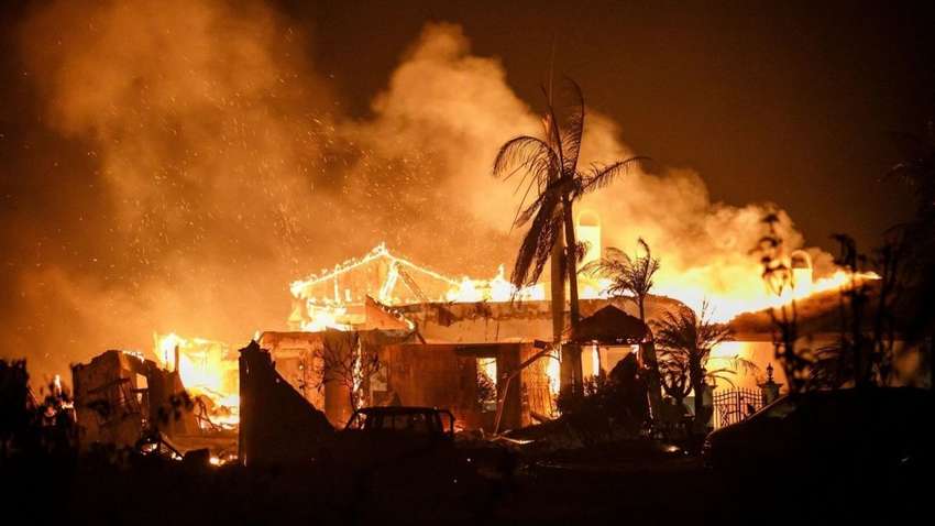 Новорічне селфі з вогником: у США рятувальники фотографувалися на тлі палаючого будинку