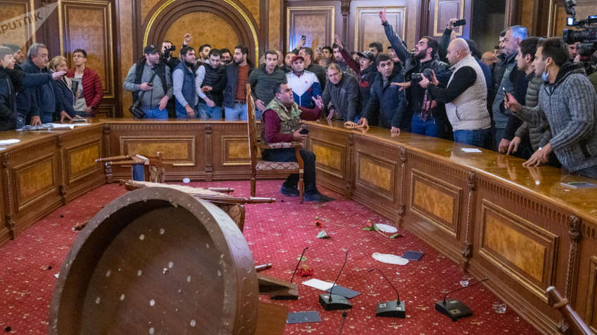 Протестующие в Армении захватили здание правительства и выдвинули власти свои требования Протестующие в Армении захватили здание правительства и выдвинули власти свои требования