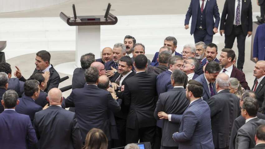 В парламенте Турции произошла массовая драка: депутаты обменялись ударами (ВИДЕО) В парламенте Турции произошла массовая драка: депутаты обменялись ударами (ВИДЕО)