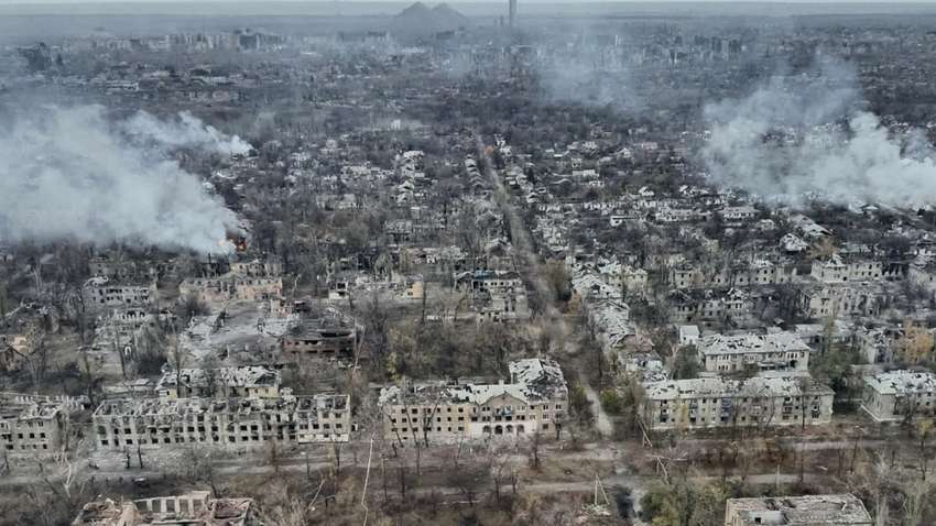 Влада майже зруйнованого вщент Торецька планує закупити 120 золотих годинників