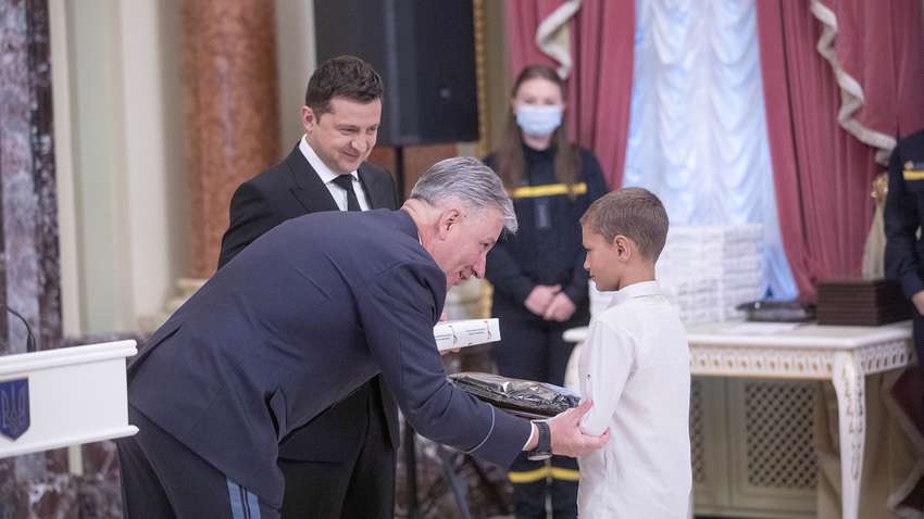 Школьники, пенсионеры, водители: кто получил награды от президента