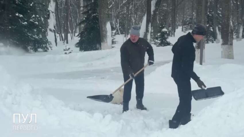 Лукашенко разом зі шпіцом Умкою вийшов прибирати сніг (ФОТО)