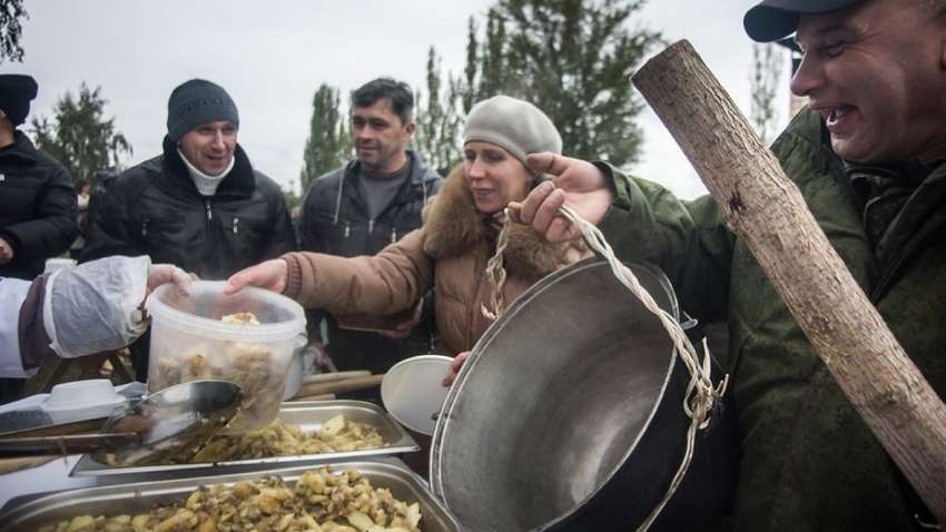 На ярмарке в Тамбове гости набирали еду в ведра