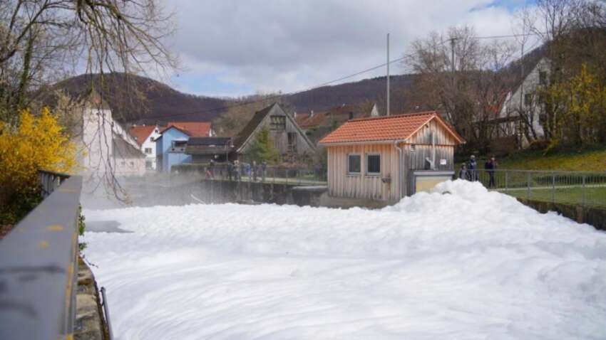 Река превратилась в пену: в Германии масштабная авария с автоцистерной шокировала местных