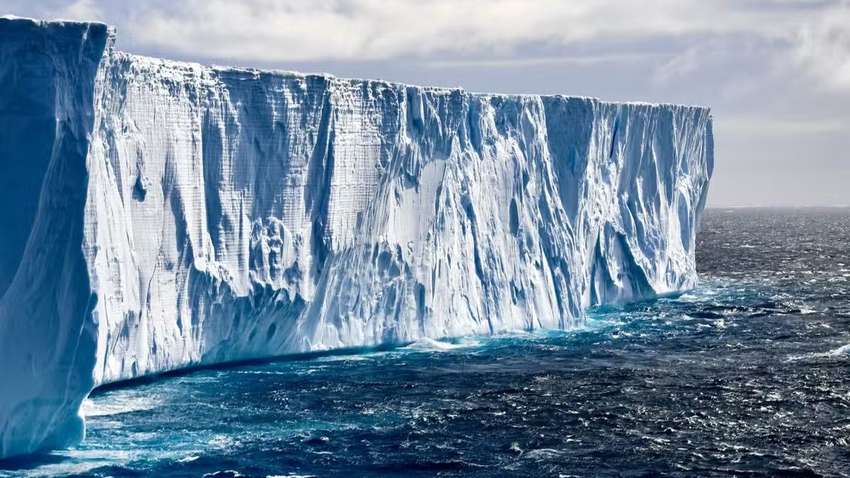 В Антарктиді відколовся величезний айсберг. Його площа у два рази більша за Київ В Антарктиді відколовся величезний айсберг. Його площа у два рази більша за Київ