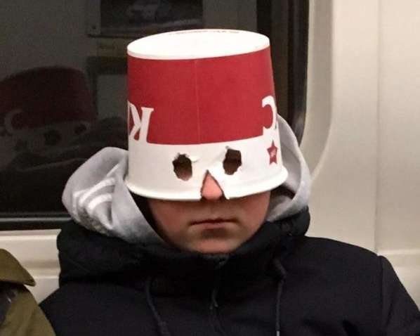 Подборка смешных и очень странных пассажиров в метро (фото) Подборка смешных и очень странных пассажиров в метро (фото)