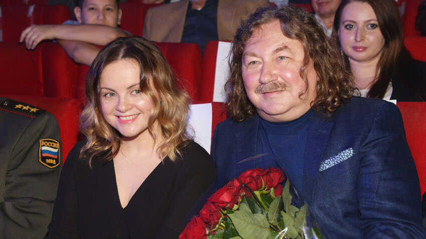  Известный композитор из РФ попал в скандал с женой: что произошло