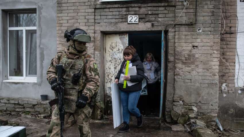 Оккупанты усилили давление на украинцев в Крыму и на Херсонщине: обыски, шантаж и принуждение к контрактам Оккупанты усилили давление на украинцев в Крыму и на Херсонщине: обыски, шантаж и принуждение к контрактам